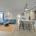 Eastern Hub - Jing\'An Temple Branch Stylish 3Bedrooms In Bustling Location Surrounded By Trendy Bistro And Bar Street, Only 100M From Subway