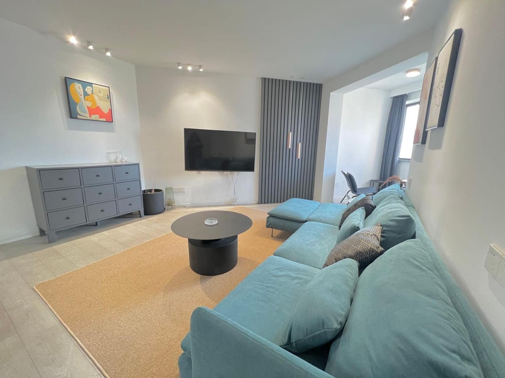 Apartment Eastern Hub - Jing'an Temple Branch Stylish 3bedrooms In Bustling Location Surrounded By Trendy Bistro And Bar Street, Only 100m From Subway Shanghai